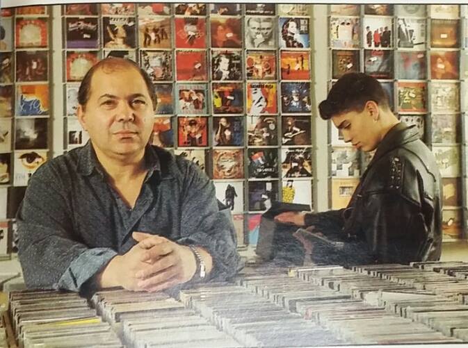 Yo con mi padre en la tienda de discos, mediados de los 90